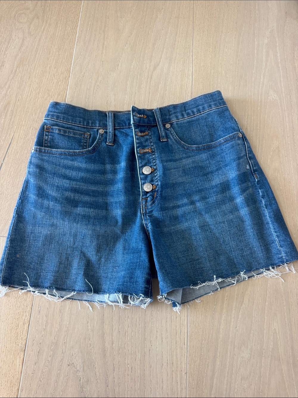 Madewell Button-Front Raw-Hem Denim Shorts in Blue